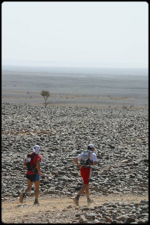 2 coureurs marchant sur les traces de Fabien ...